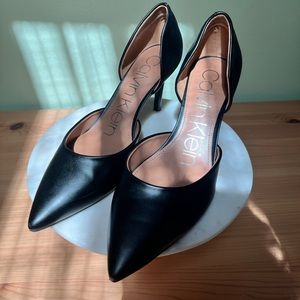 Black size 8 Calvin Klein pointed toe pumps